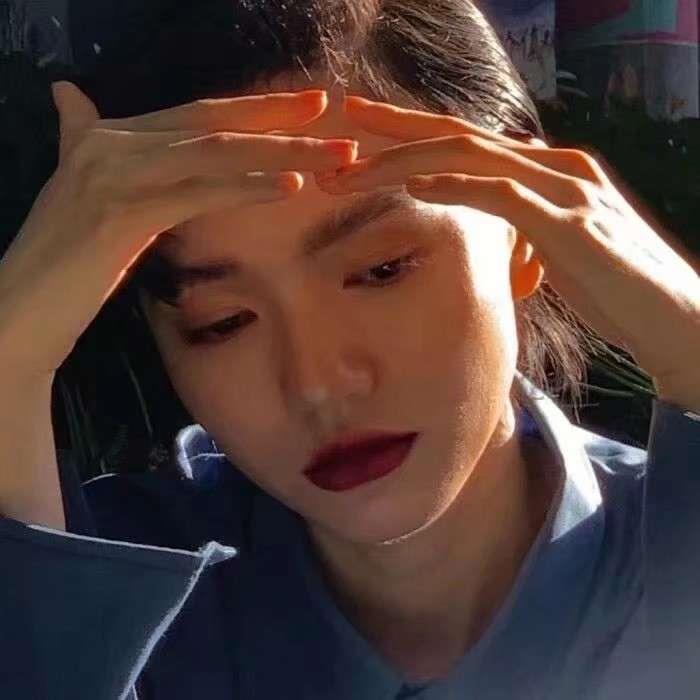 个性搞怪的漂亮女生小众真人头像图片