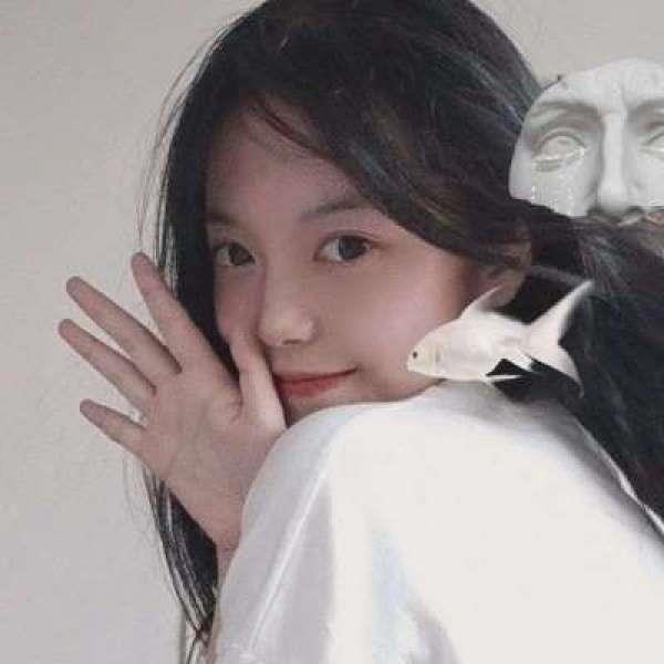 个性搞怪的漂亮女生小众真人头像图片