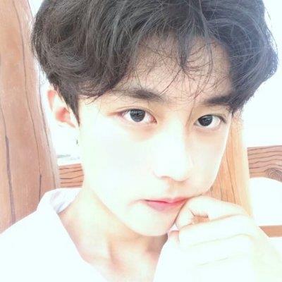 阳光帅气的小奶狗男生微信头像图片