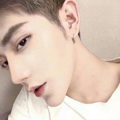 阳光帅气的小奶狗男生微信头像图片