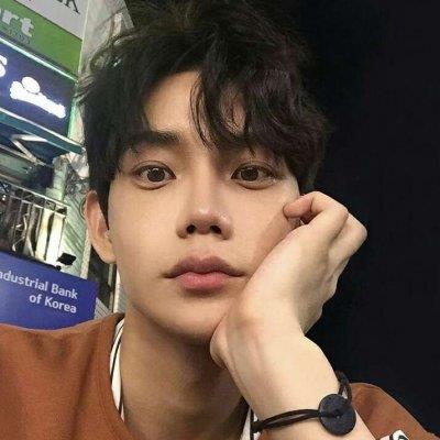 阳光帅气的小奶狗男生微信头像图片