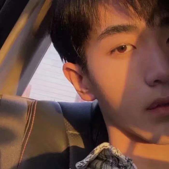 男生气质高冷笑容迷人的微信高清头像图片