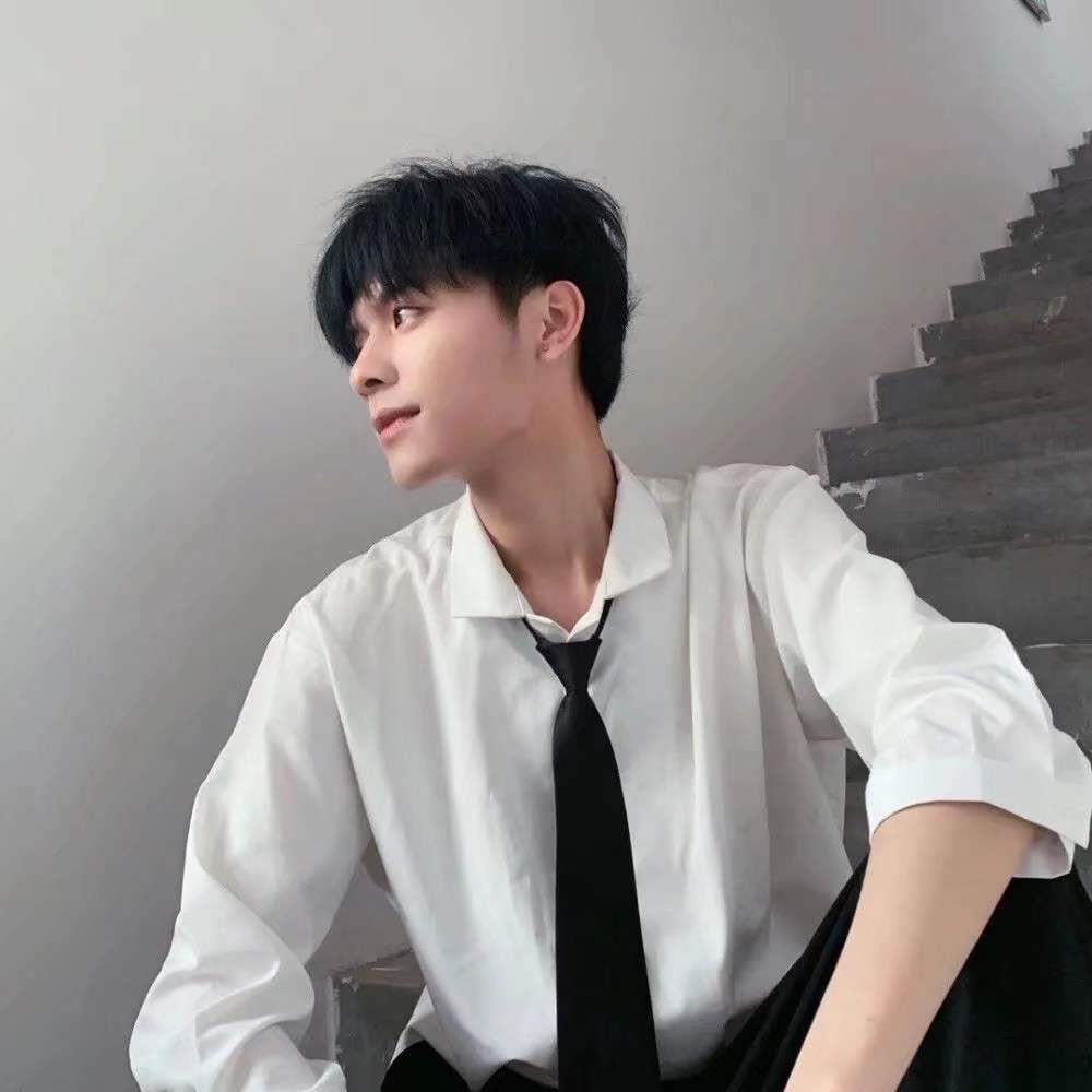 男生气质高冷笑容迷人的微信高清头像图片