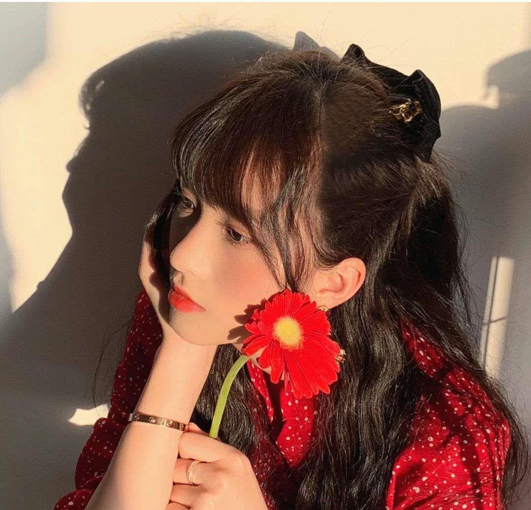 疯狂心动的红色系美女超好看头像图片