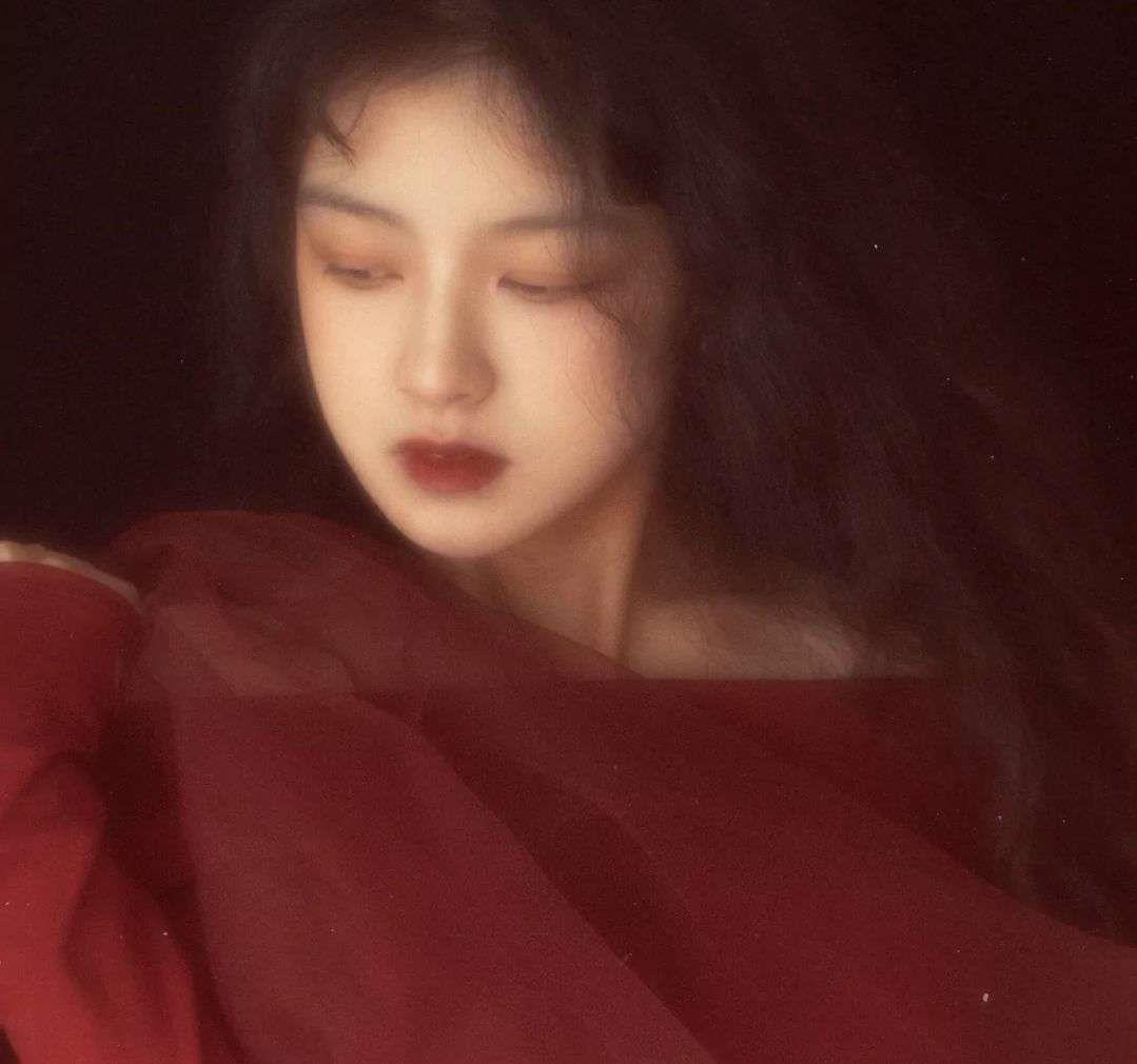 疯狂心动的红色系美女超好看头像图片