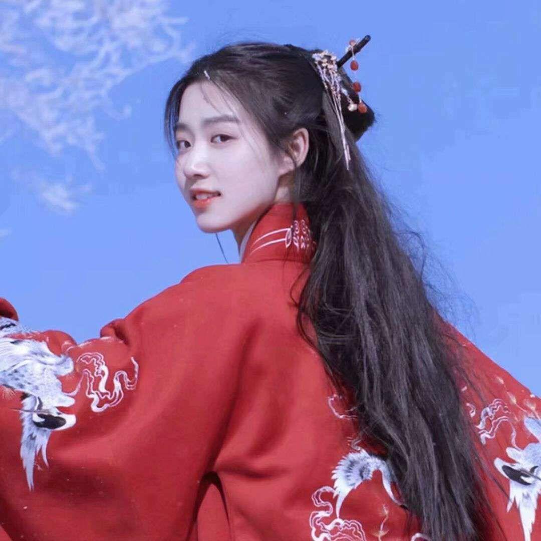 疯狂心动的红色系美女超好看头像图片