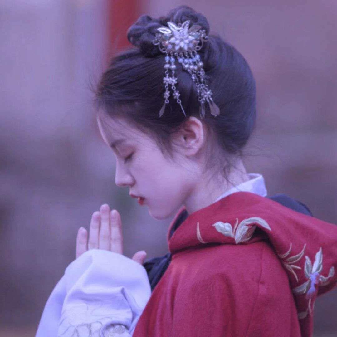 疯狂心动的红色系美女超好看头像图片