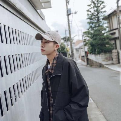 街头的时尚帅气男生真实生活照头像图片