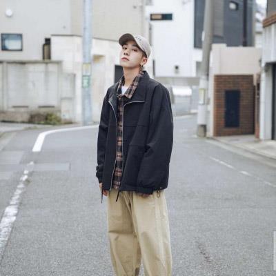 街头的时尚帅气男生真实生活照头像图片