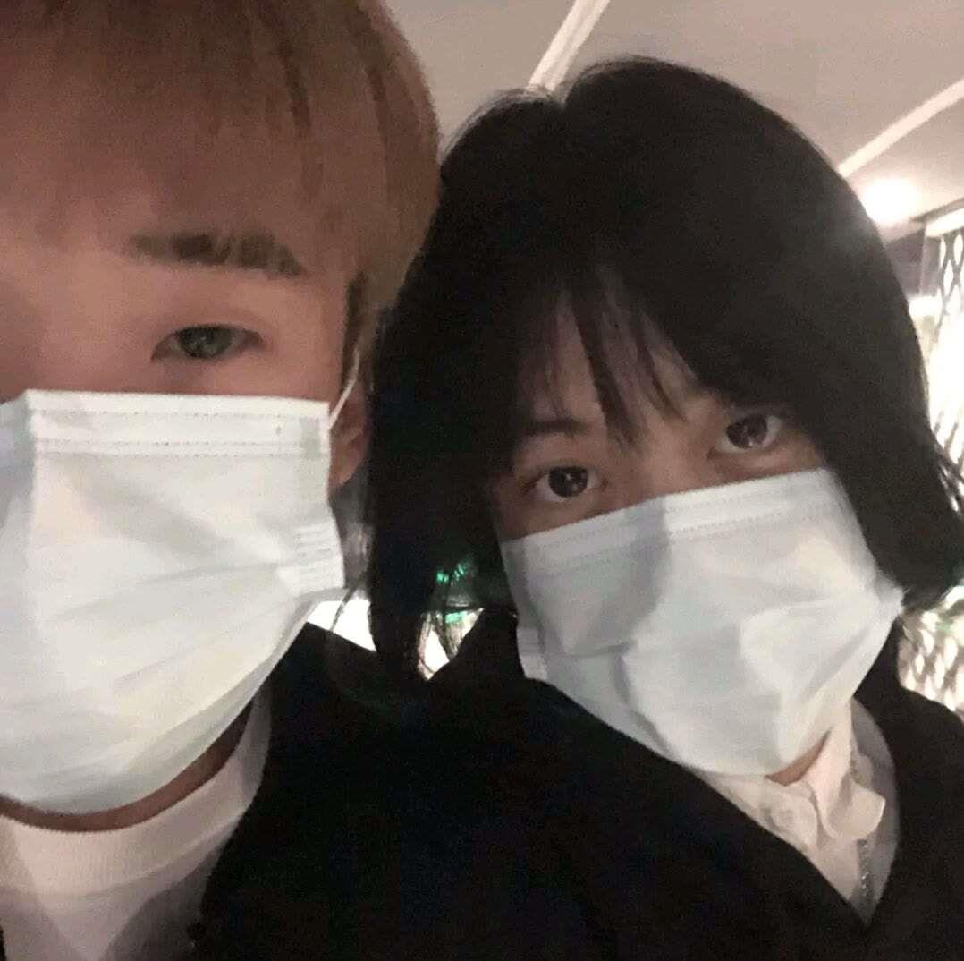 一对两张恩爱情头微博真人情侣头像图片