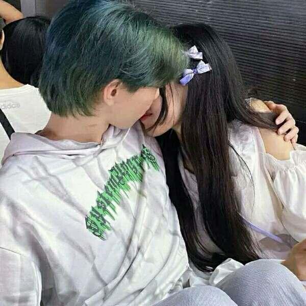 小众挡脸甜蜜情侣唯美真人头像图片