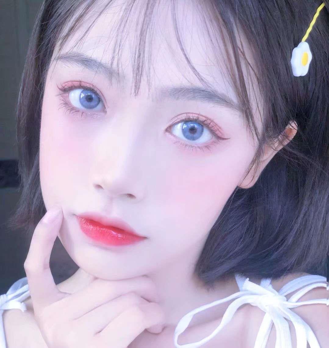 精致五官的俏皮女生日常元气头像图片