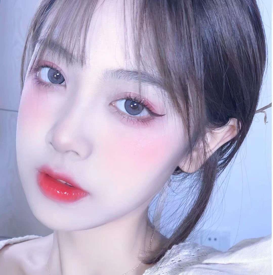 精致五官的俏皮女生日常元气头像图片