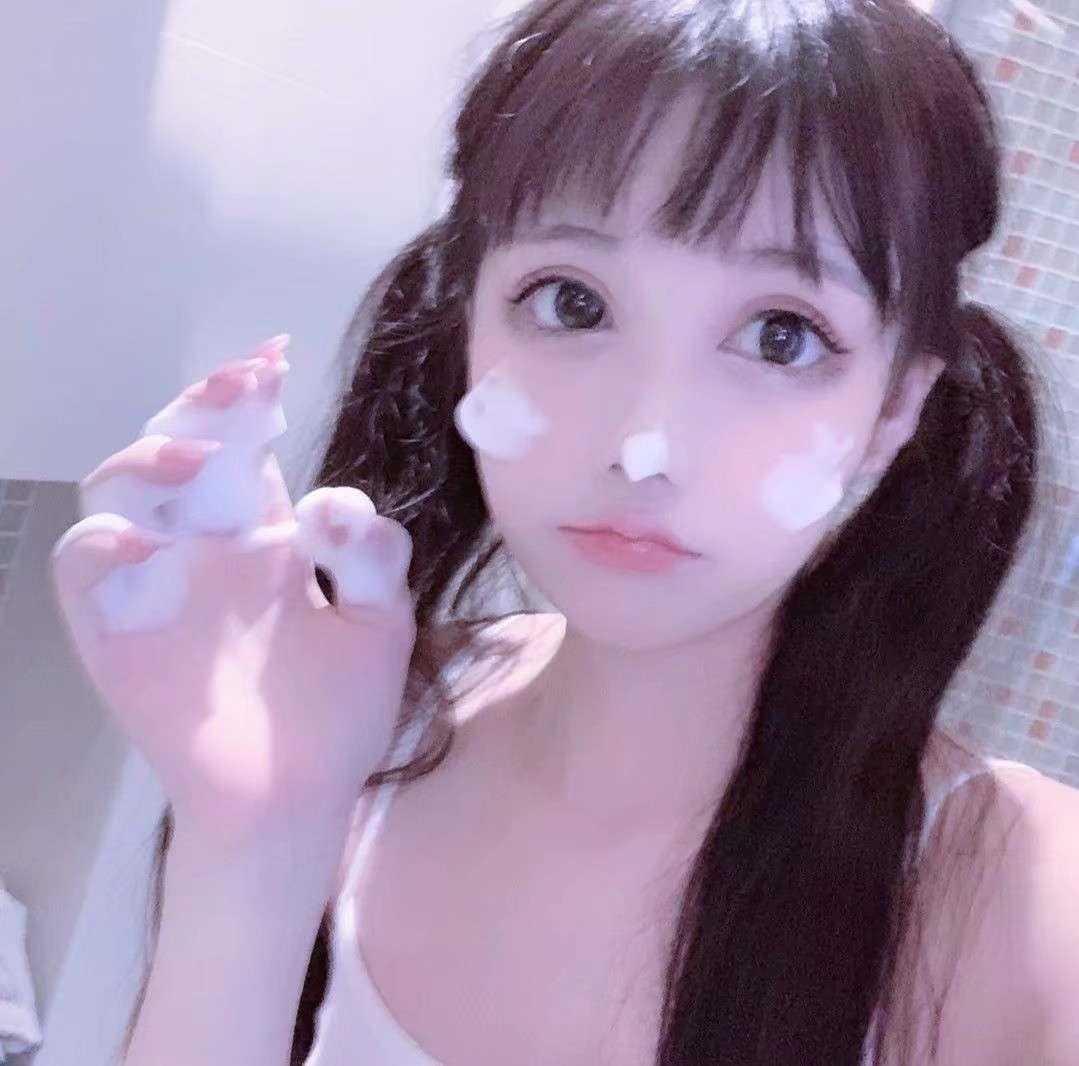 精致五官的俏皮女生日常元气头像图片