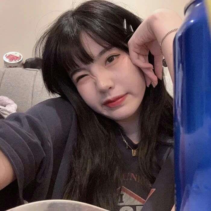 /女生/也许你望着月亮时?，我正在想你头像图片