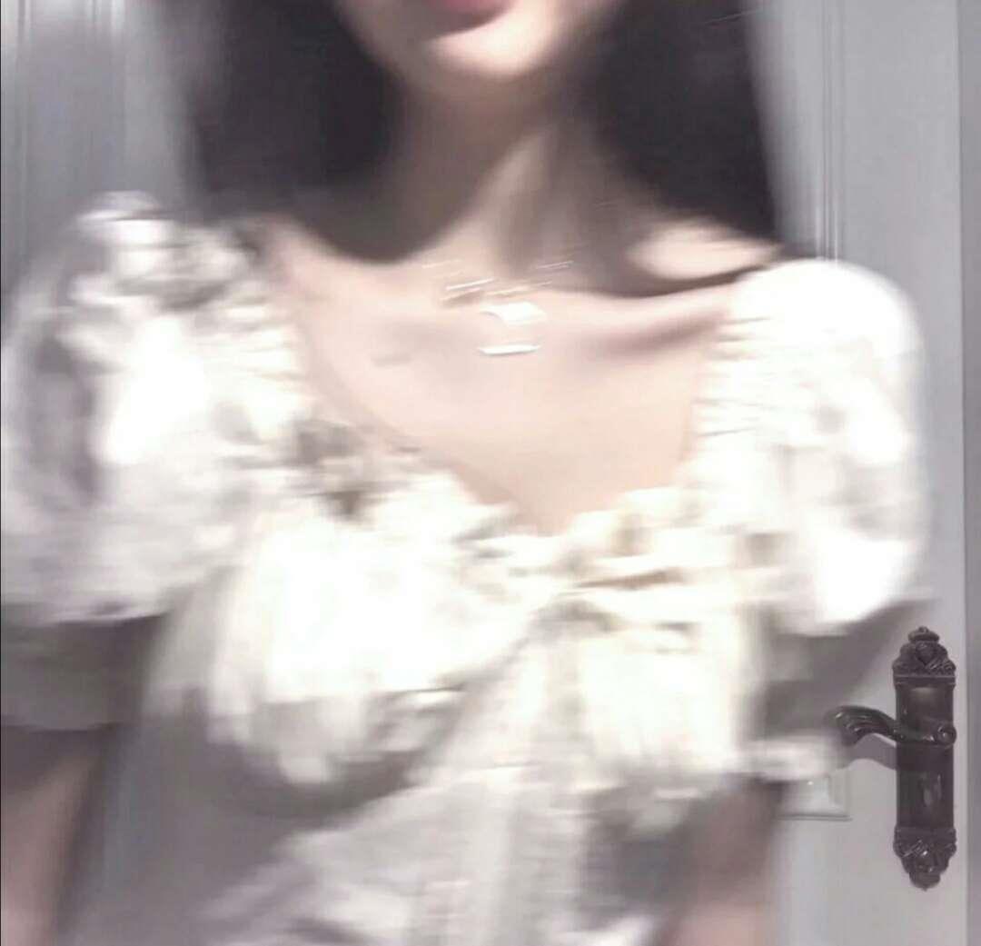 每个人都在盯着我，我恨死了，于是，我恶狠狠的，在身上缝满了镜子头像图片