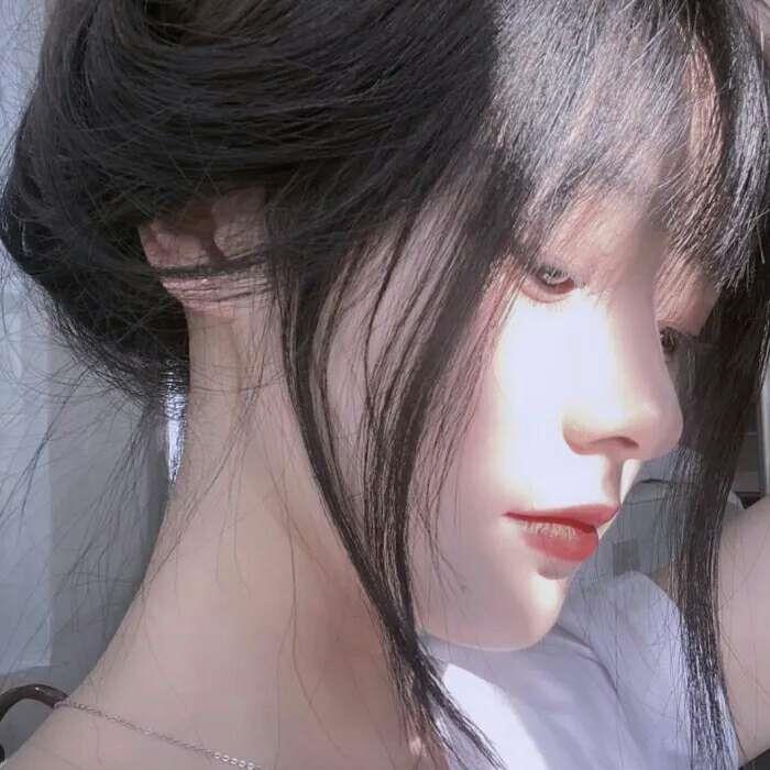 每个人都在盯着我，我恨死了，于是，我恶狠狠的，在身上缝满了镜子头像图片