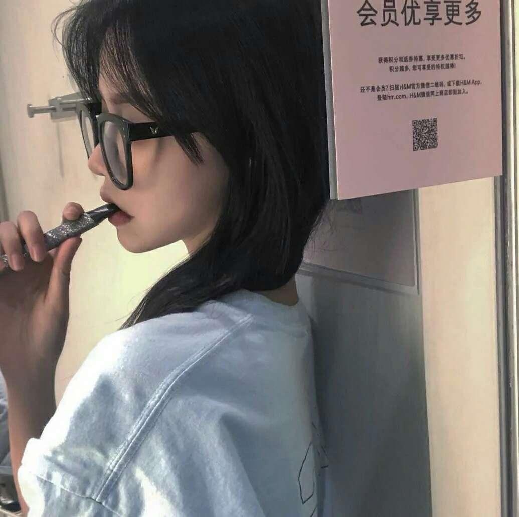 每个人都在盯着我，我恨死了，于是，我恶狠狠的，在身上缝满了镜子头像图片