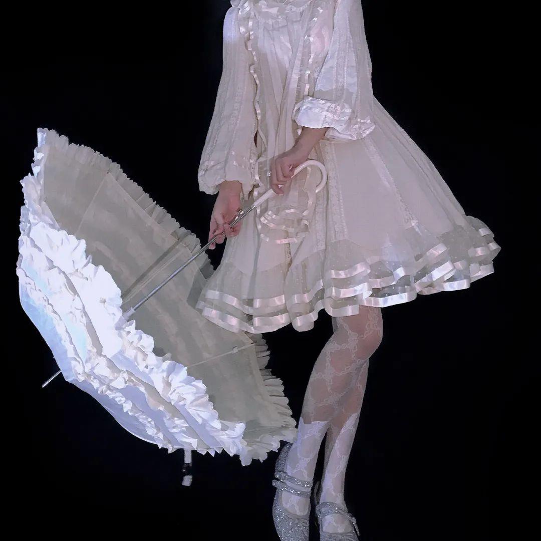 每个人都在盯着我，我恨死了，于是，我恶狠狠的，在身上缝满了镜子头像图片