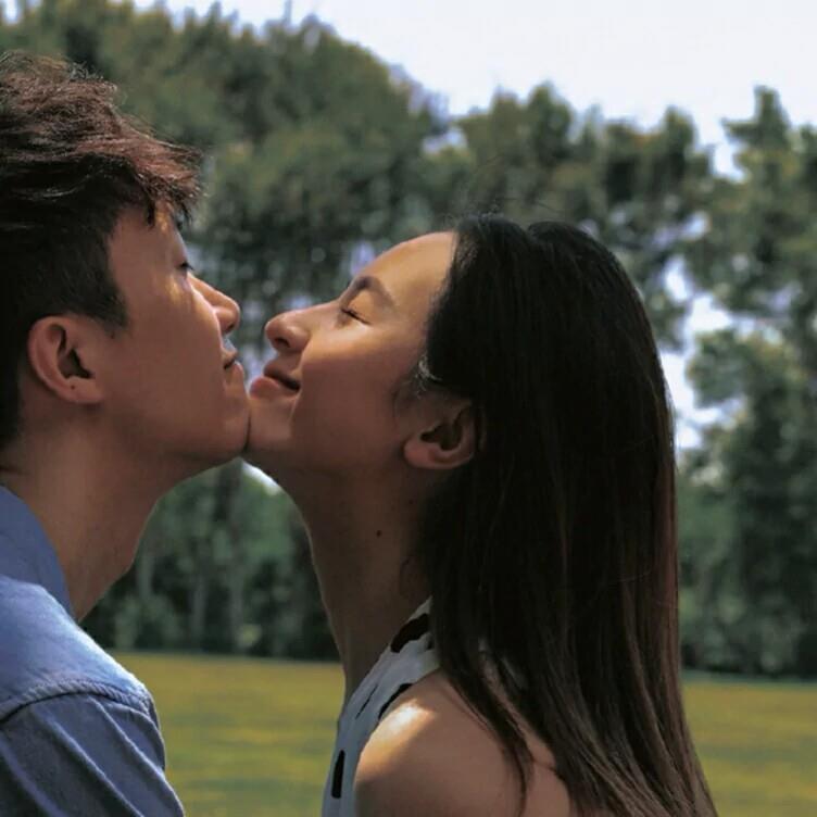 甜蜜合照的小众意境真人情侣头像图片