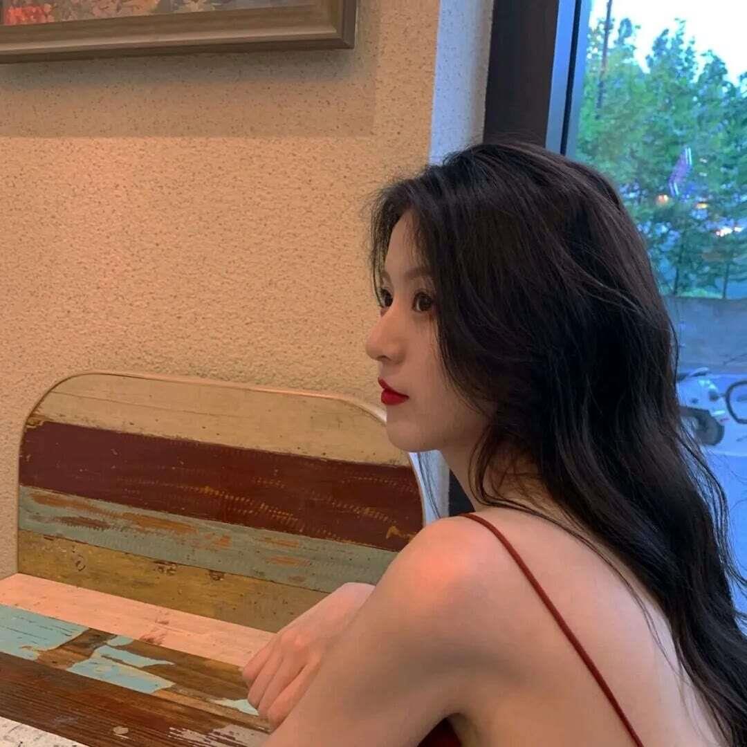 一个人干净利落长发女生漂亮好看头像图片