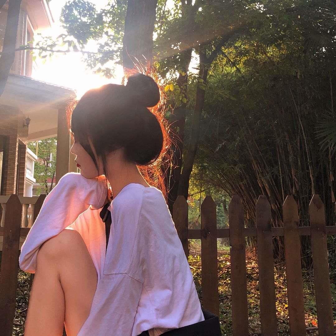 一个人干净利落长发女生漂亮好看头像图片