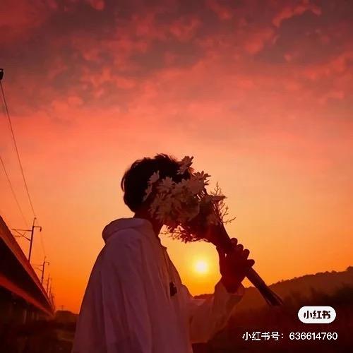 手捧花束等一个人的唯美文艺头像图片