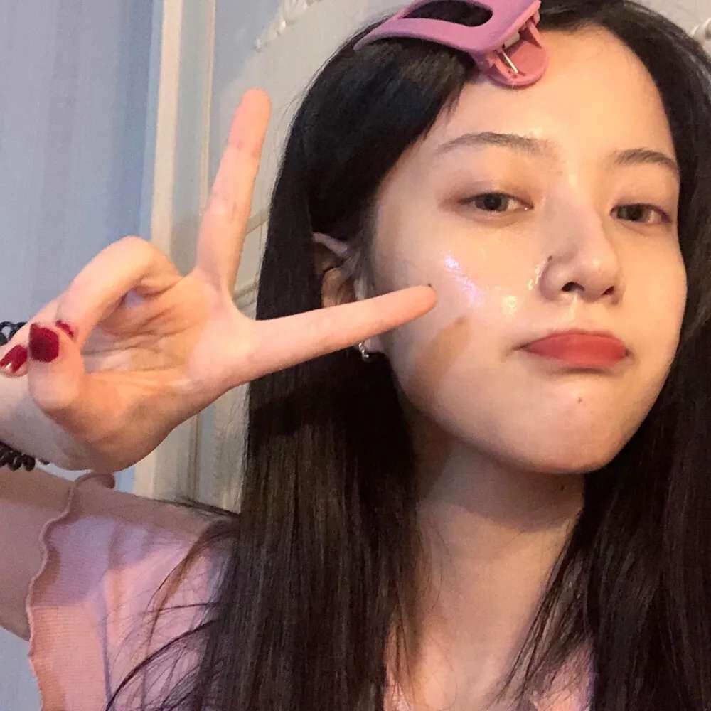 尤眠/散装女头皆美丽/拿头给个心叭头像图片