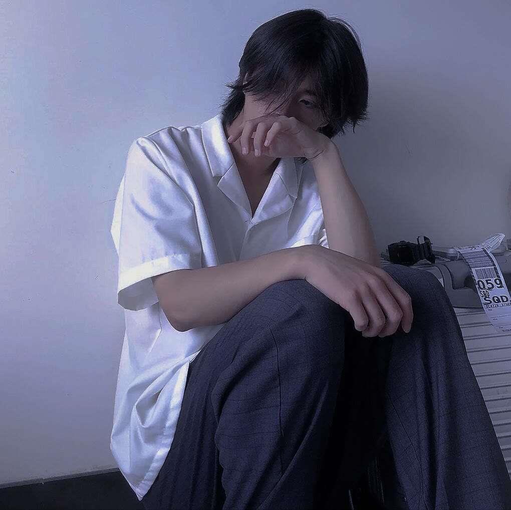 ins文艺高冷范真人男生不露脸头像图片