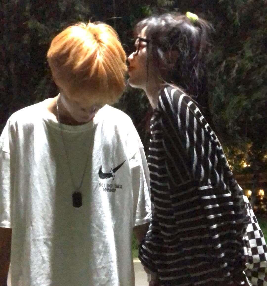 光线昏暗甜美绝配的情侣头像图片