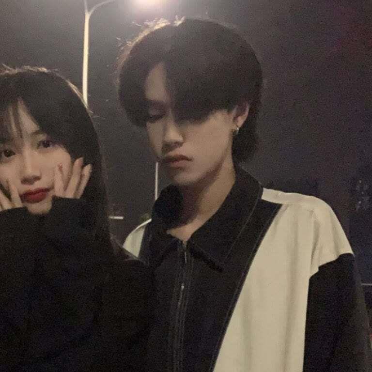 光线昏暗甜美绝配的情侣头像图片