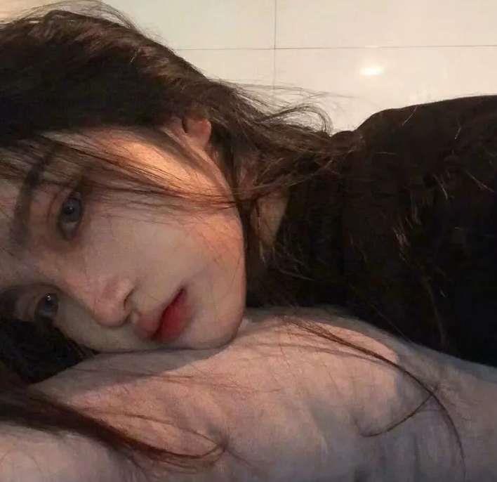 红唇欲滴少女唯美头像大全图片