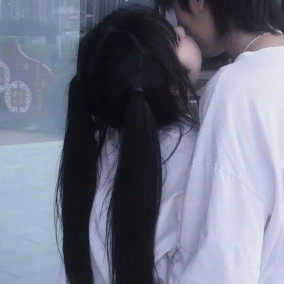 亲昵十足的小情侣唯美情侣头像图片大全