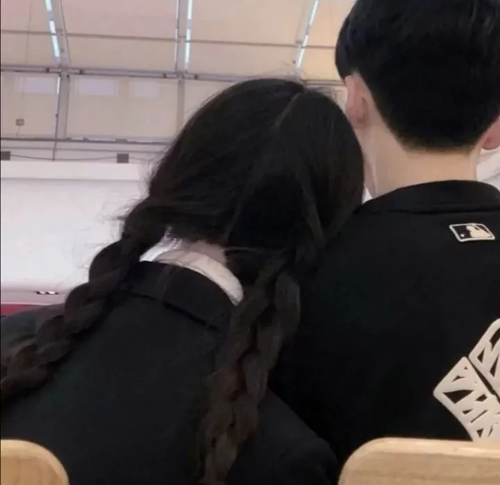 亲昵十足的小情侣唯美情侣头像图片大全