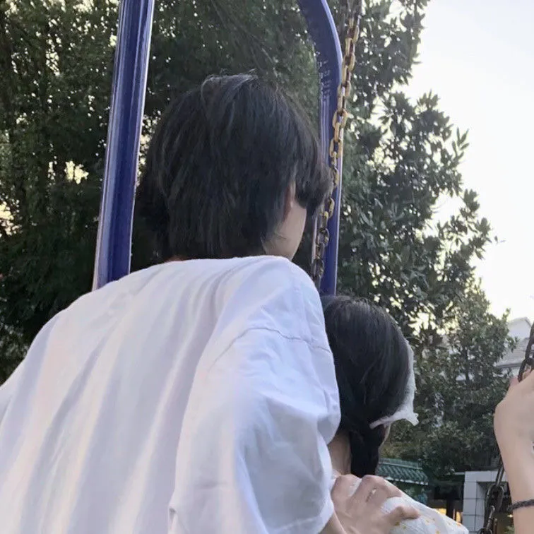 亲昵十足的小情侣唯美情侣头像图片大全
