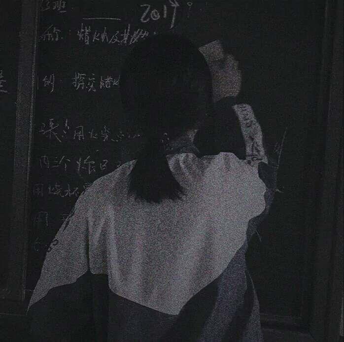 灰暗色调经典女生自拍头像大全图片