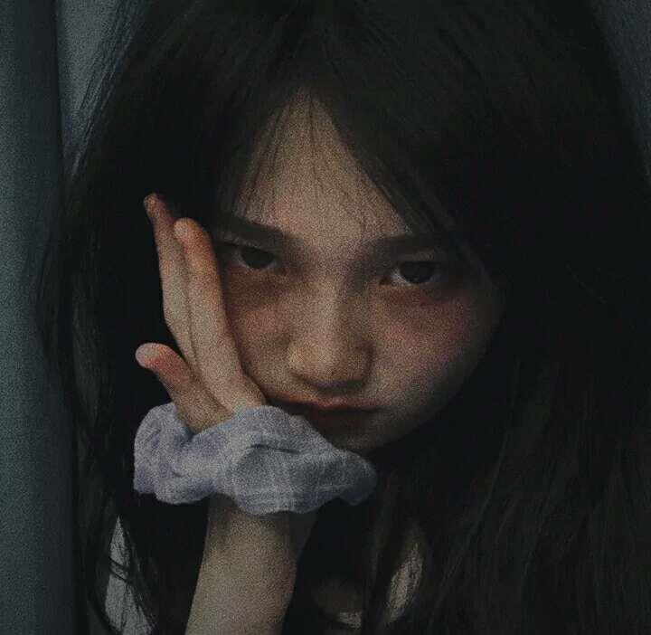 灰暗色调经典女生自拍头像大全图片