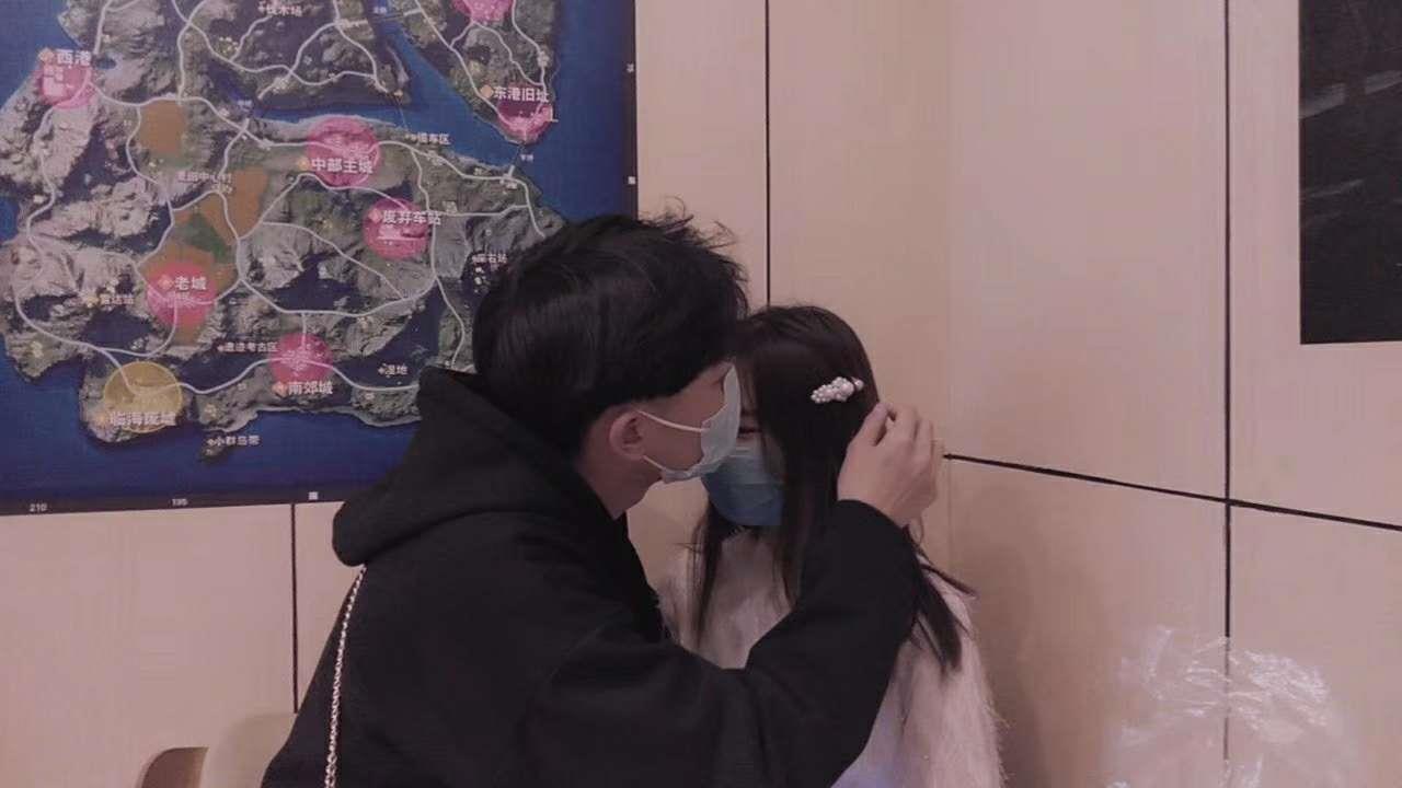 秀恩爱的情侣合拍双人头像图片