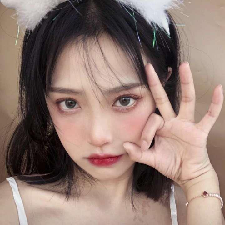 陌雪儿：女头/ 要一起在彼此的梦里看月亮吗？头像图片