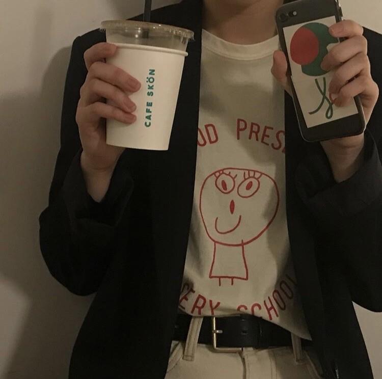 部位女头ins 频频回头的人路是走不远的头像图片