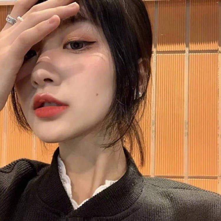 ins女头分享公众号：少女的成长笔记头像图片