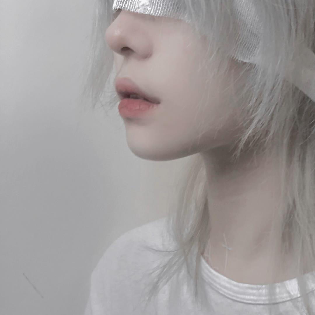 ins风格时尚伤感女头/各有渡口 各有归舟/韩柒头像图片