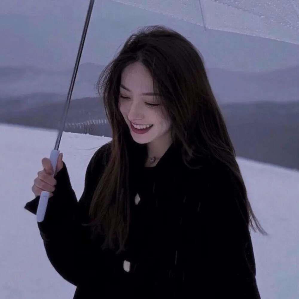 女生 你总说我懒，是啊，喜欢上你就懒得放弃你了呀。头像图片