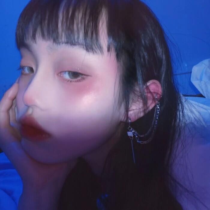 个性女生/苏典头像图片