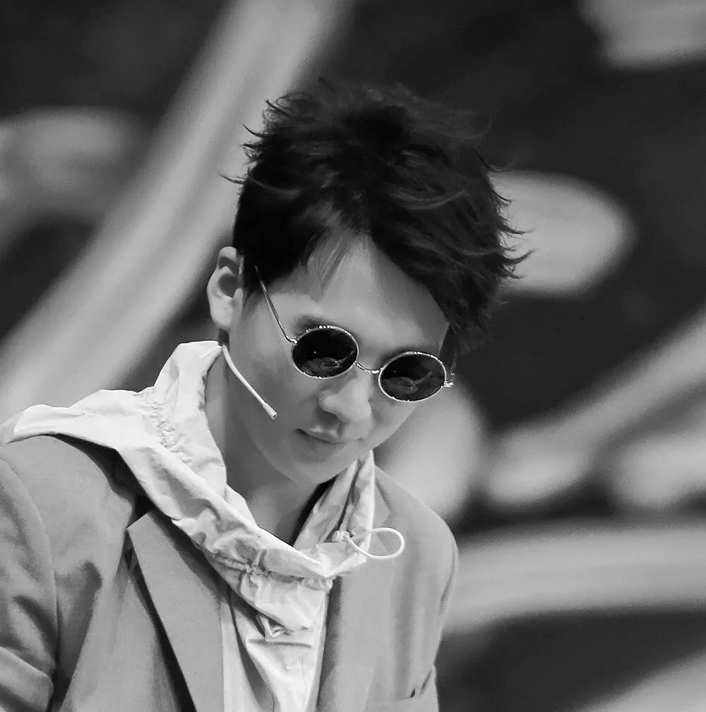 往月球寄一封情书。头像图片