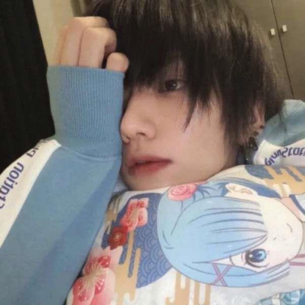 我看月亮与藤蔓疯狂生长 却再也滋生不出任何爱意。头像图片