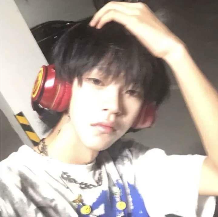 我看月亮与藤蔓疯狂生长 却再也滋生不出任何爱意。头像图片