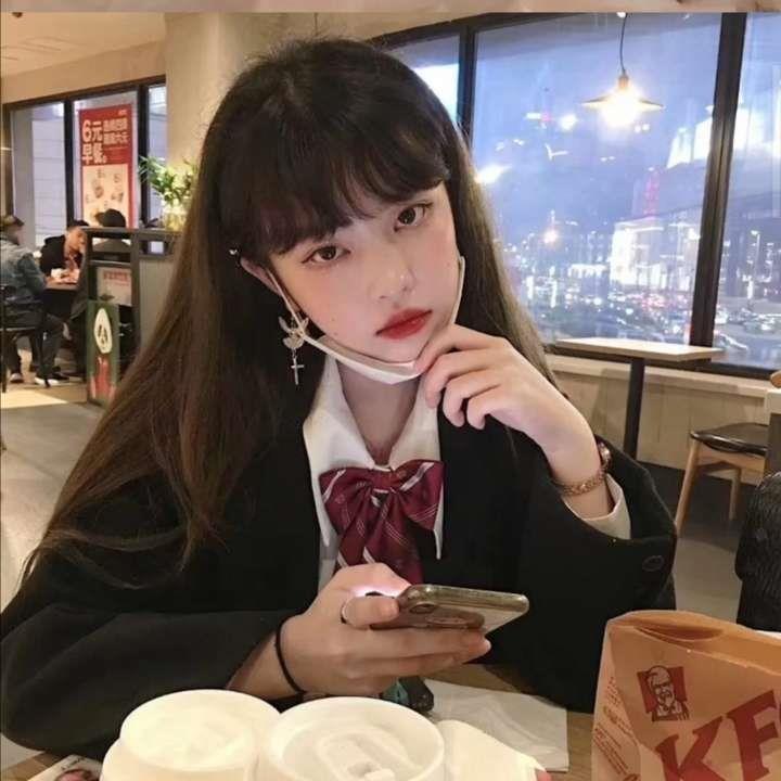 我太容易认真了 不应该谈恋爱 我应该坐在路口贴钢化膜头像图片