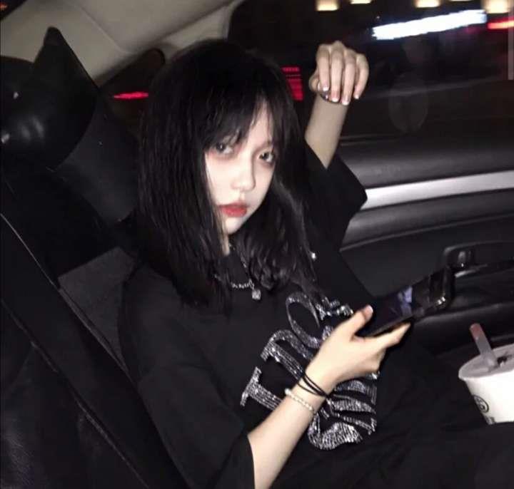 我太容易认真了 不应该谈恋爱 我应该坐在路口贴钢化膜头像图片