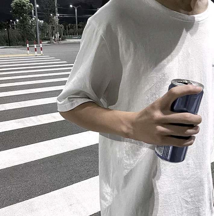 喉咙唱的沙哑 也吻不到你 找图不易 拿图点赞 感谢支持头像图片